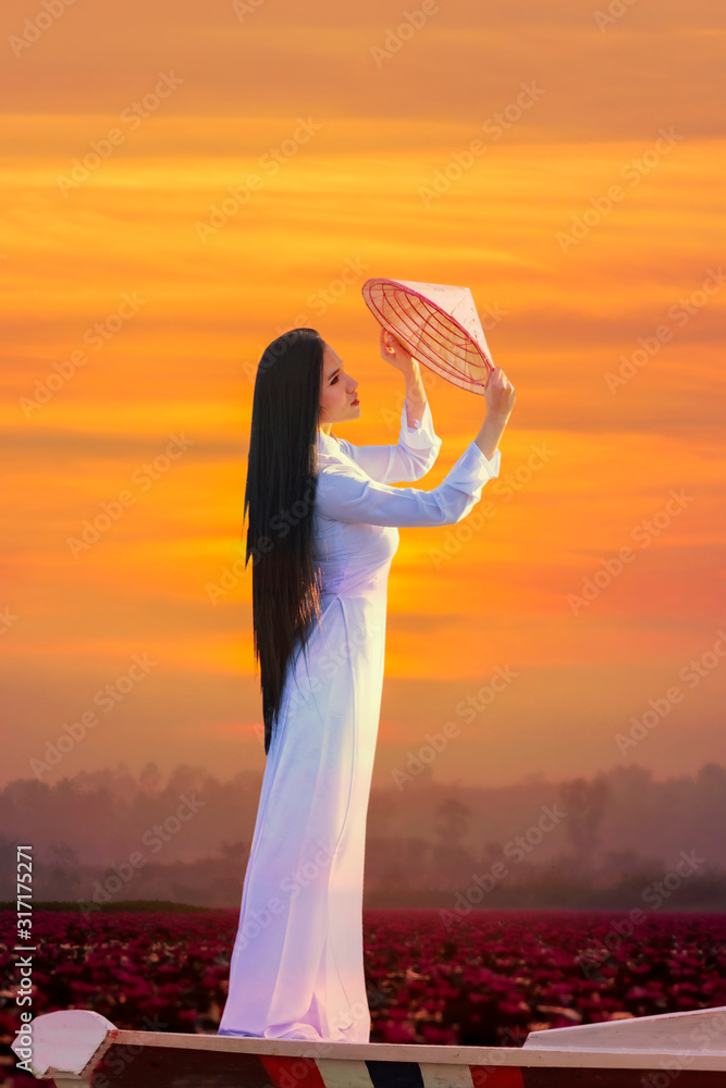 Φωτογραφία Beautiful woman in traditional Vietnam national costume Standing with her hat on