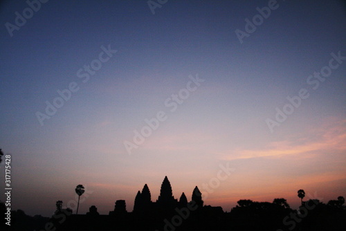 カンボジア世界遺産 朝焼けに浮かぶアンコール・ワット