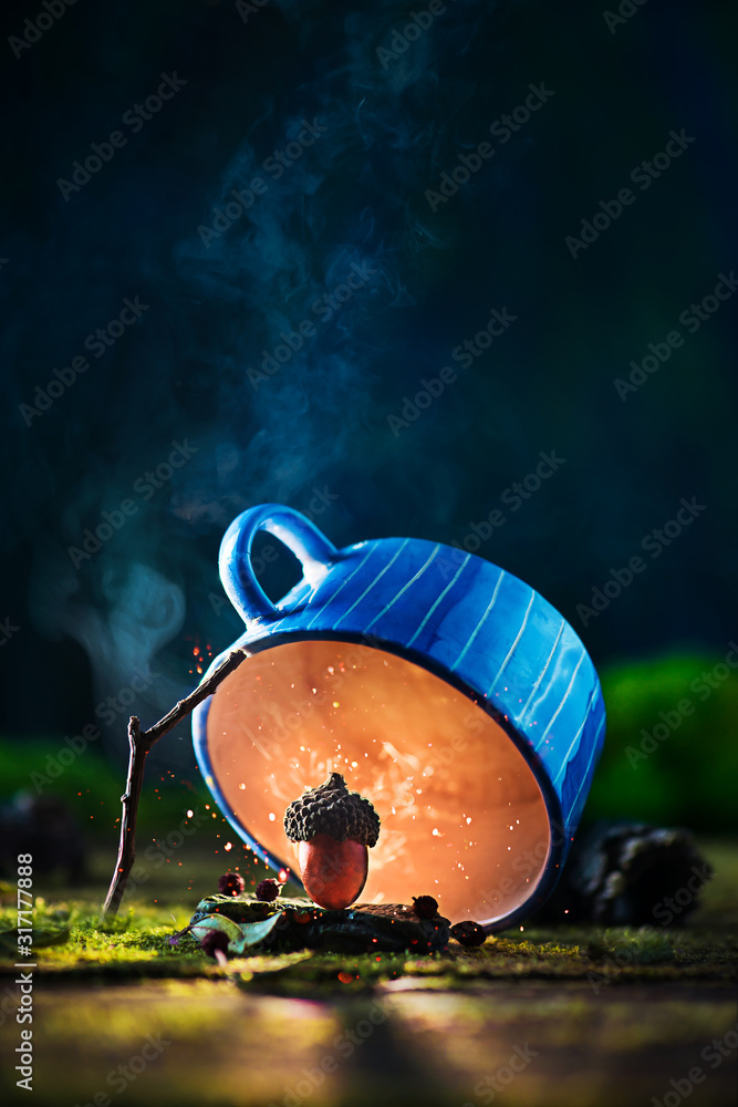 Φωτογραφία Golden acorn under a DIY trap, catching and hunting concept