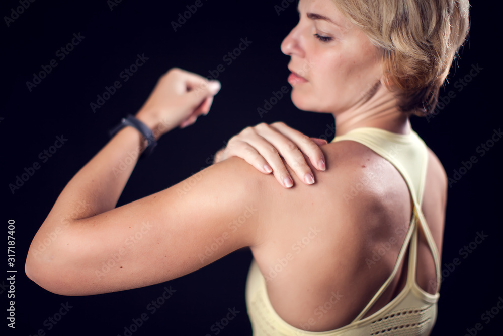 Naklejka premium Woman feeling strong shoulder pain. Fitness and healthcare concept