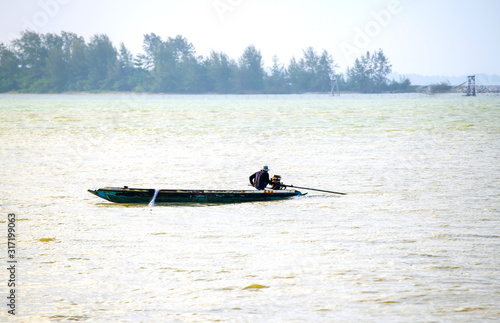 Fishing boats find local fish in the evening, strong sunlight until the image with a beautiful