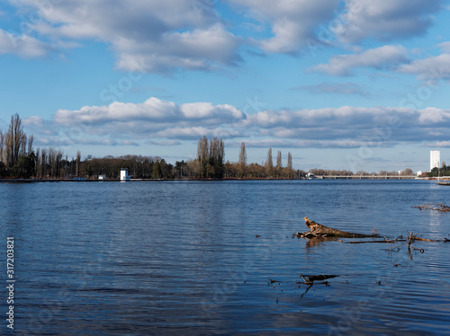 Lac d'Allier à Vichy, magnifique plan d'eau urbain dédié aux activités nautiques entre la rotonde et le pont de l'Europe photo