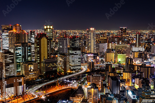 大阪梅田の夜景、高層ビルのライトアップ