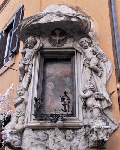 Via dei Lucchesi in the Trevi. Fragment architektury, Roma.