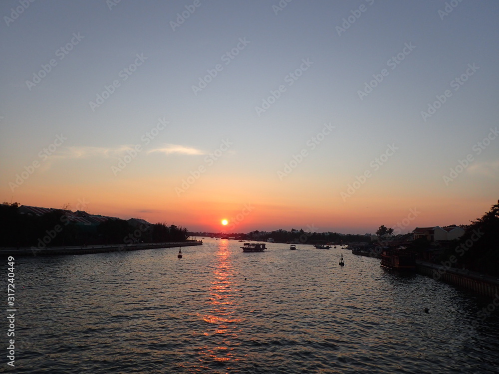 Naklejka premium 世界遺産の街ホイアンの夕日