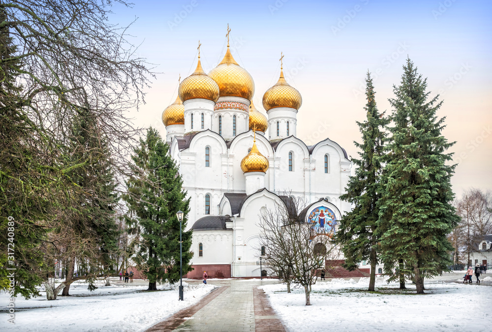 Успенский собор и ели ssumption Cathedral in Yaroslavl among green fir trees