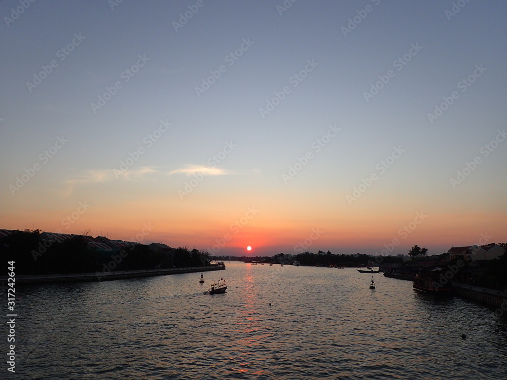 世界遺産の街ホイアンの川に沈む夕日