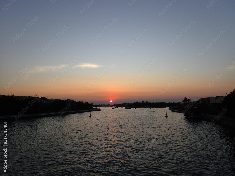 世界遺産の街ホイアンの川に沈む夕日