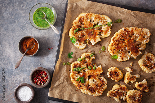 Tableau sur toile cauliflower steaks with herb and spice on baking tray