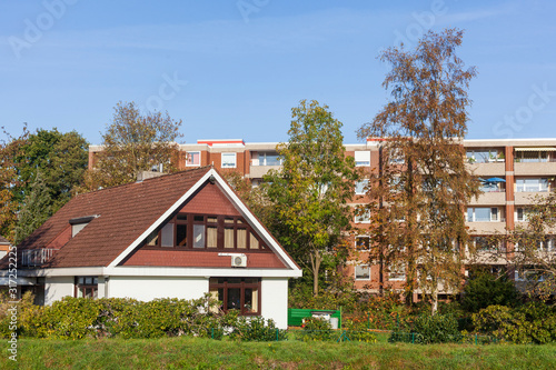 Moderne Wohnhäuser am Fluss Wörpe, Herbst, Lilienthal, Niedersachsen, Deutschland, Europa photo