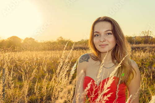 A woman is posing in front of a camera in an autumn park. autumn photo shoot. Autumn in the park. photo