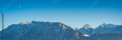 Berge und Mond im Winter - Alpen Panorama