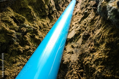 Foto laying PVC water pipe under backfilling sand trench with dark background by clos