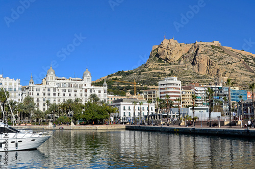 Hafen mit Castillo Santa Barbara, Alicante photo