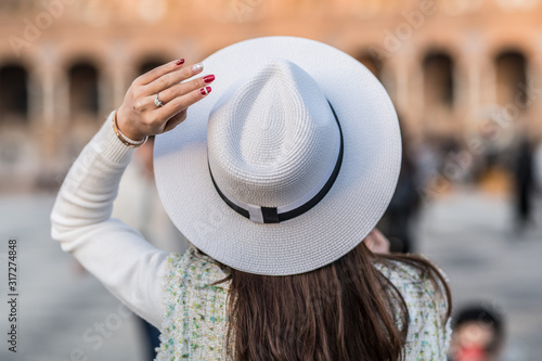 mujer sombrero uñas