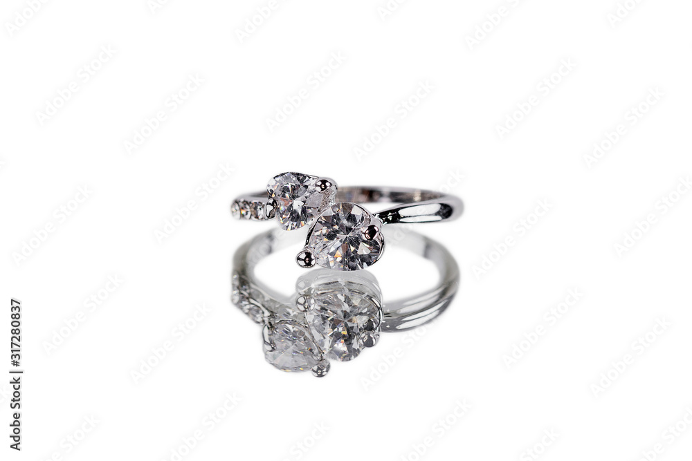 Anello matrimonio con due cuori su sfondo bianco con riflesso Anello matrimonio con due cuori su sfondo bianco con riflesso