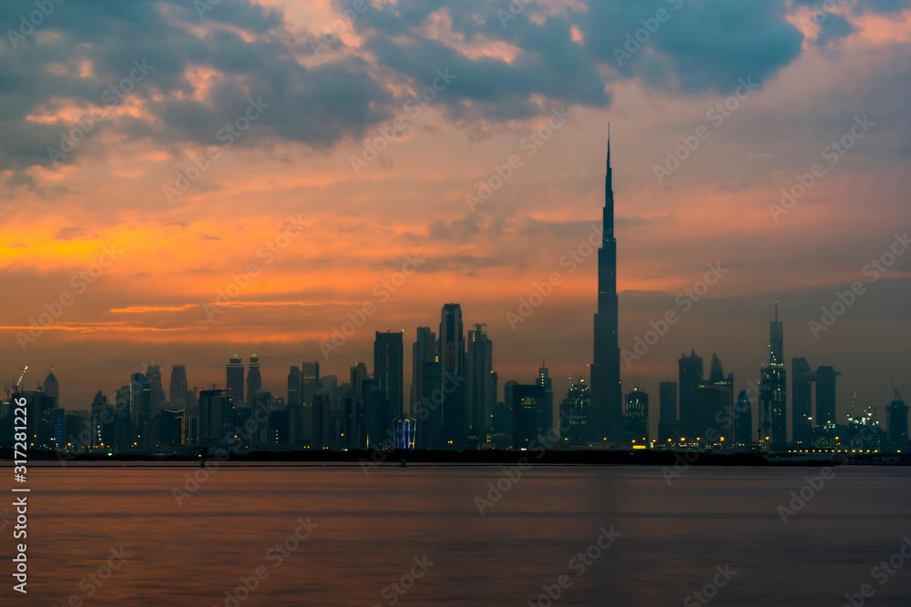 Dubai, UAE Stadtbild am Morgen in orangen Morgenlichtern