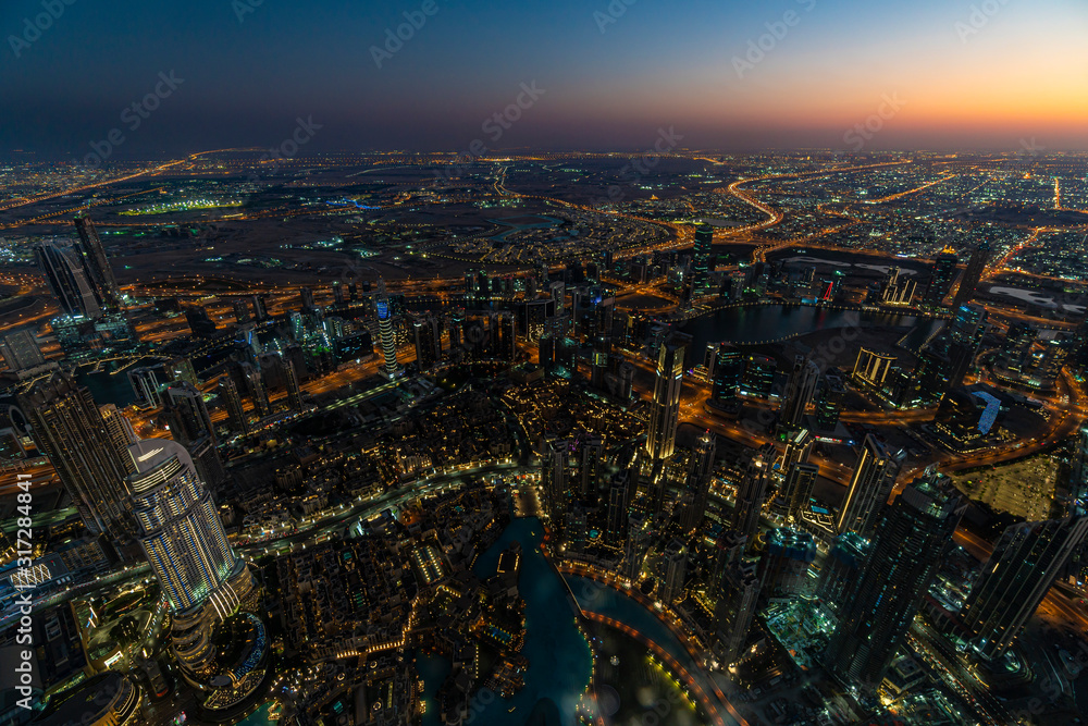 Fototapeta premium Dubai, UAE Stadtbild bei Nacht mit Lichtern