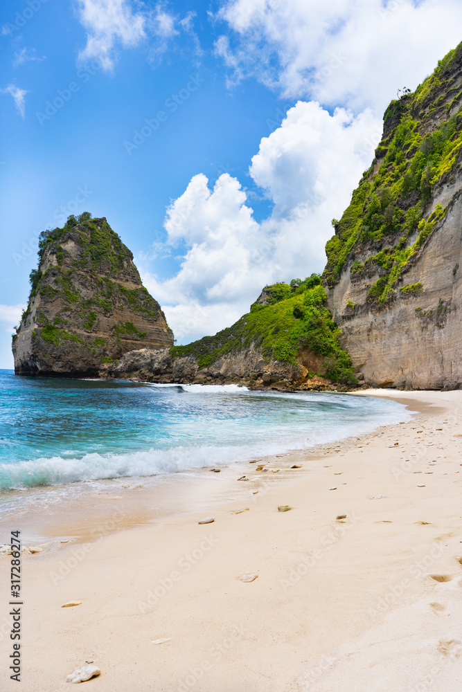 Turquoise tropical bay surrounded by cliffs. Nusa Penida, Bali, Indonesia