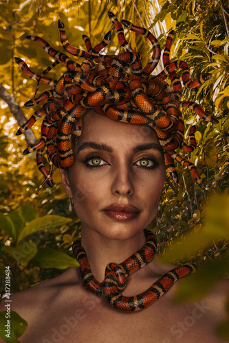 Foto Beautiful woman as Gorgon with corn snake