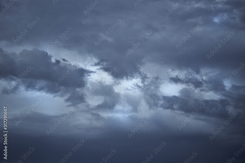 Obraz premium Thunderstorm hard clouds above the horizon.