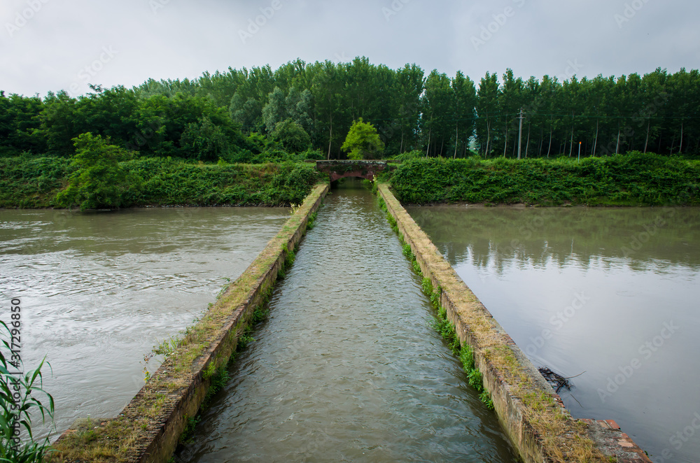 Un piccolo canale sopraeIevato attraversa il Canale Cavour lungo la Via Francigena in Piemonte Un piccolo canale sopraeIevato attraversa il Canale Cavour lungo la Via Francigena in Piemonte