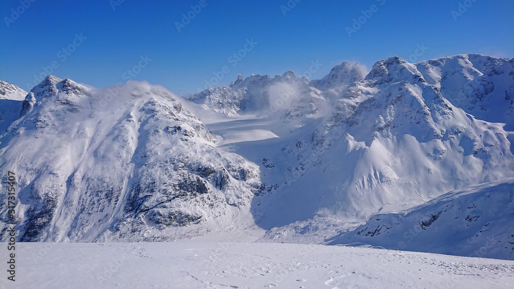 Picturesque shot of windswept peaks of the Canadian Rockies on perfect sunny day
