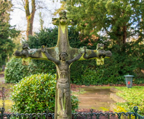 altes Steinkreuz mit Jesus