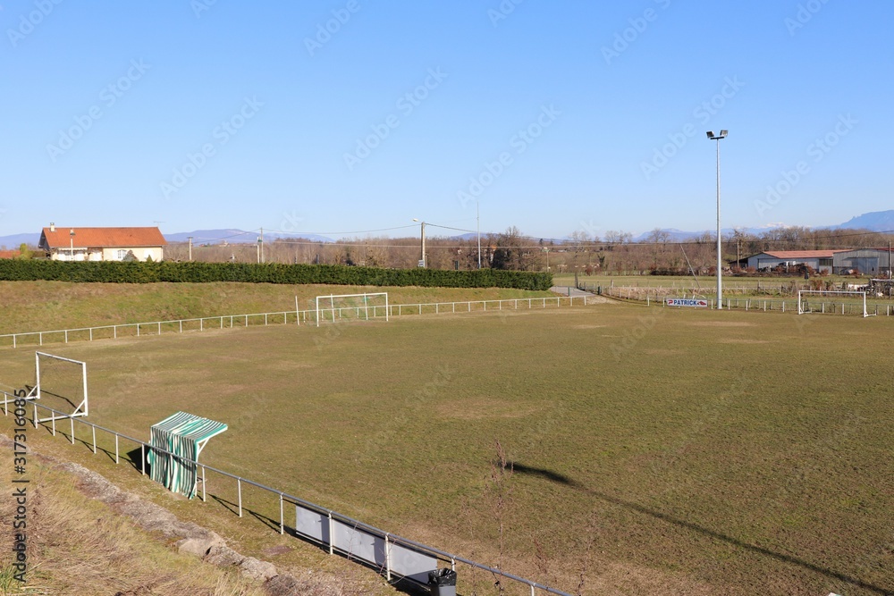 Stade et terrain de football dans le village de Rochetoirin - Département Isère - Région Rhône Alpes - France