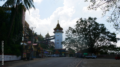 Foto escalator to on famous temple in Mawlayine, inspiration for Kiplings Road to Man