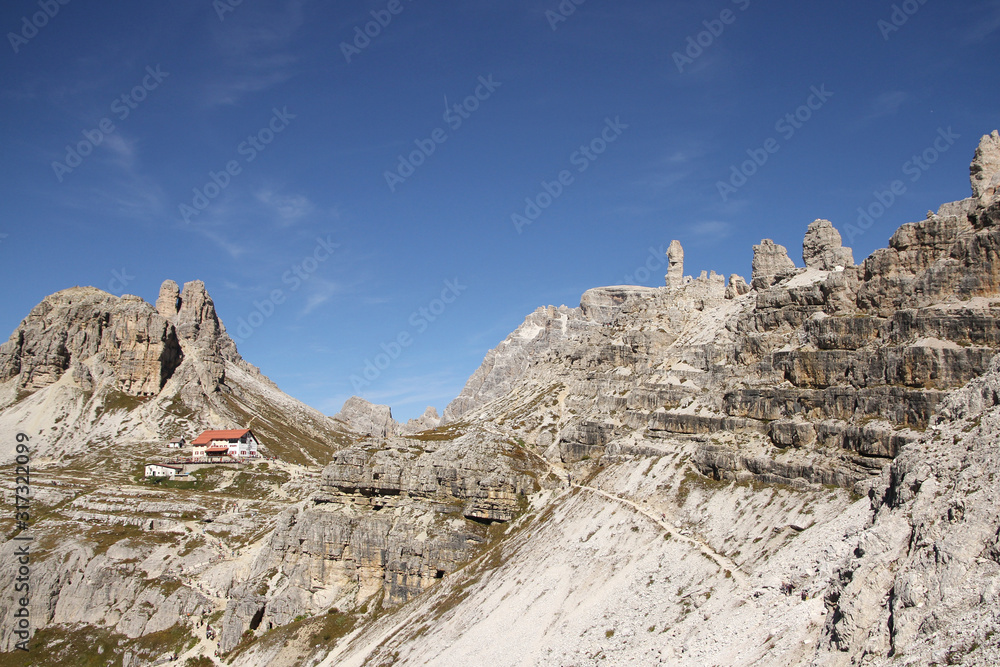 Fototapeta premium Dolomiten Wanderung im Herbst rund um die Drei Zinnen mit schöner Bergkulisse zur Drei-Zinnen-Hütte in Südtirol Italien Europa