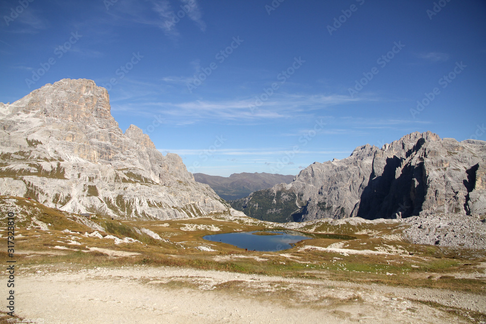 Bergsee in den Dolomiten. Wanderung im Herbst rund um die Drei Zinnen mit schöner Bergkulisse zum See in Südtirol Italien Europa