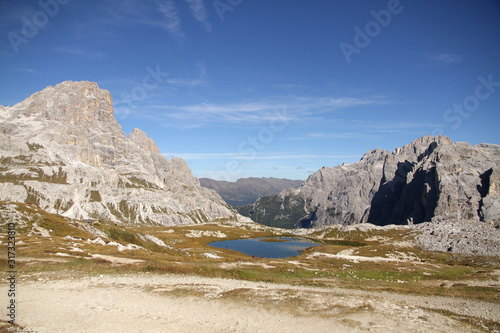 Bergsee in den Dolomiten. Wanderung im Herbst rund um die Drei Zinnen mit schöner Bergkulisse zum See in Südtirol Italien Europa