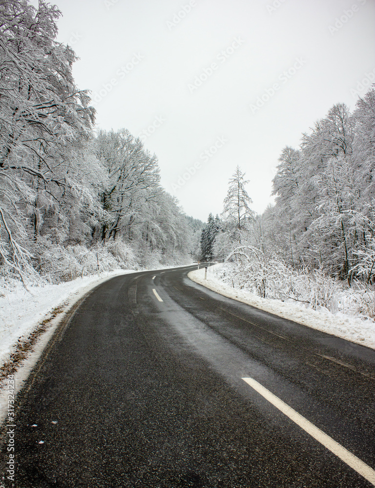 Fototapeta premium Kurve einer Straße mit Winterlandschaft