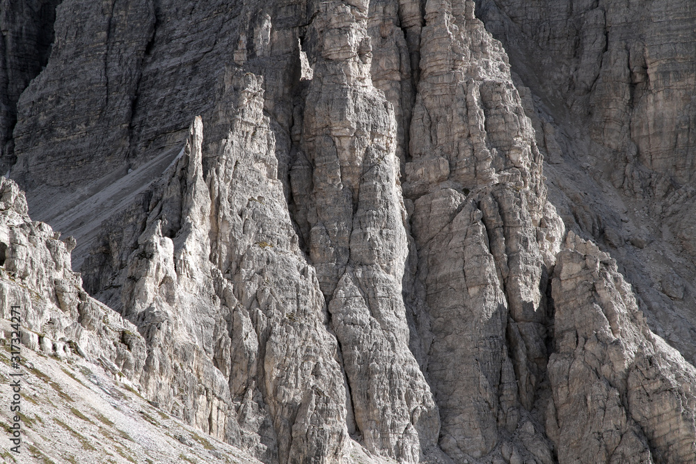 Dolomiten Wanderung im Herbst rund um die Drei Zinnen mit schöner Bergkulisse zur Drei-Zinnen-Hütte in Südtirol Italien Europa