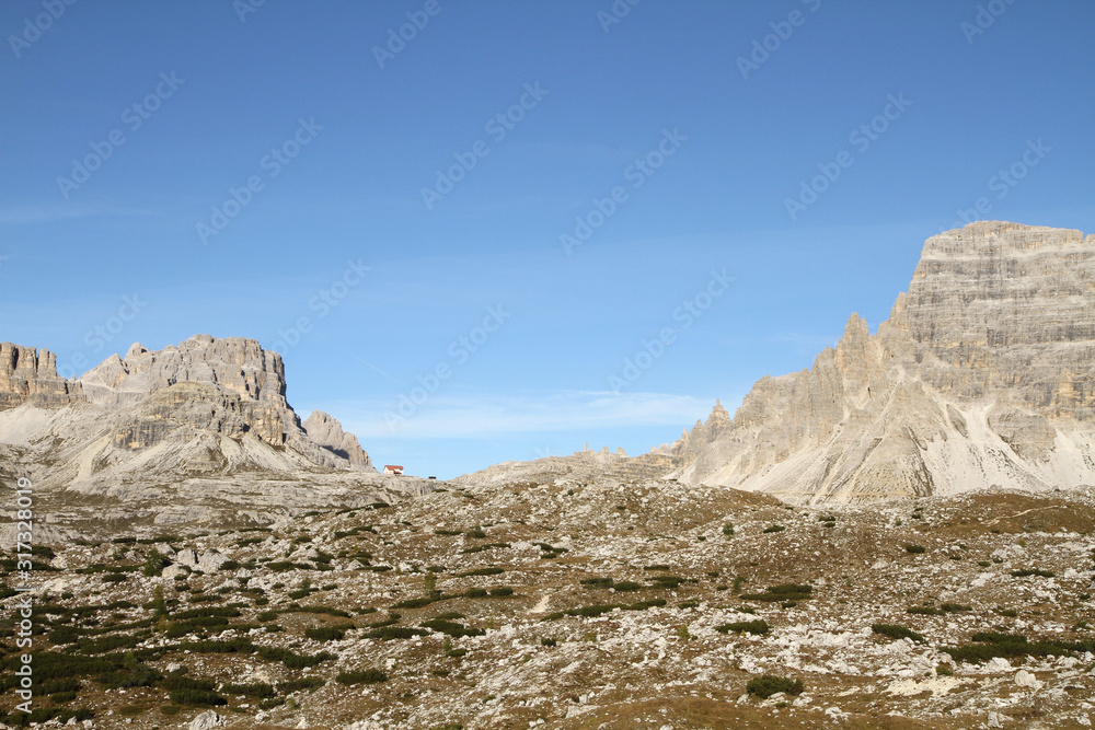 Dolomiten Wanderung im Herbst rund um die Drei Zinnen mit schöner Bergkulisse zur Drei-Zinnen-Hütte in Südtirol Italien Europa Dolomiten Wanderung im Herbst rund um die Drei Zinnen mit schöner Bergkulisse zur Drei-Zinnen-Hütte in Südtirol Italien Europa