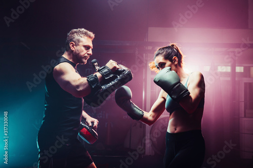 male trainer gives self-defense classes to female fighter - uppe