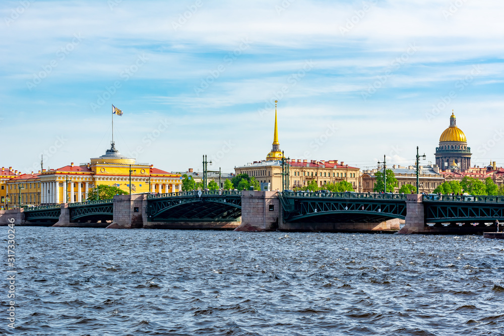 Obraz premium Palace bridge with St. Isaac's Cathedral and Admiralty building, Saint Petersburg, Russia