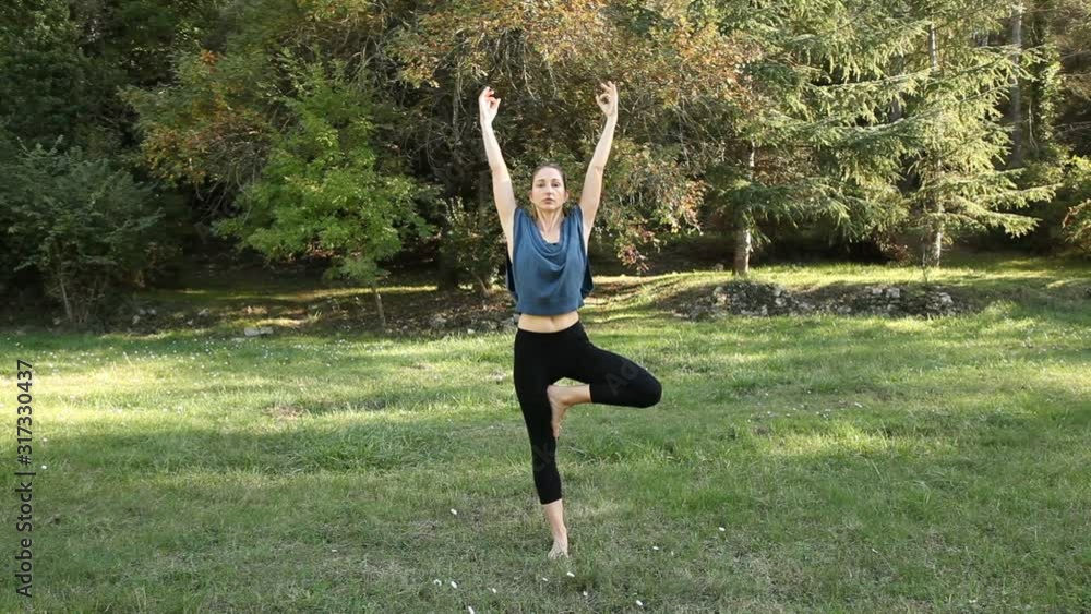 Jeune femme faisant du yoga dans la nature Jeune femme faisant du yoga dans la nature