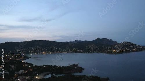 Bucht zwischen Bergen beim abendrot in Frankreich