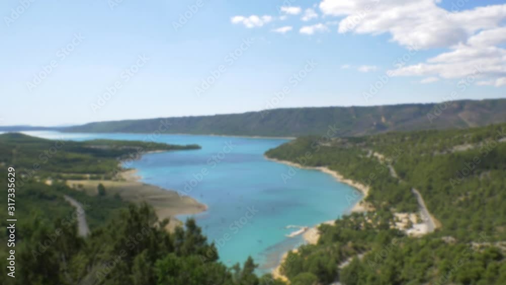 See von Verdon in Frankreich, wunderschöner türkiser See zwischen grünen Hügeln See von Verdon in Frankreich, wunderschöner türkiser See zwischen grünen Hügeln