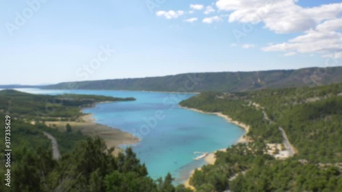 See von Verdon in Frankreich, wunderschöner türkiser See zwischen grünen Hügeln