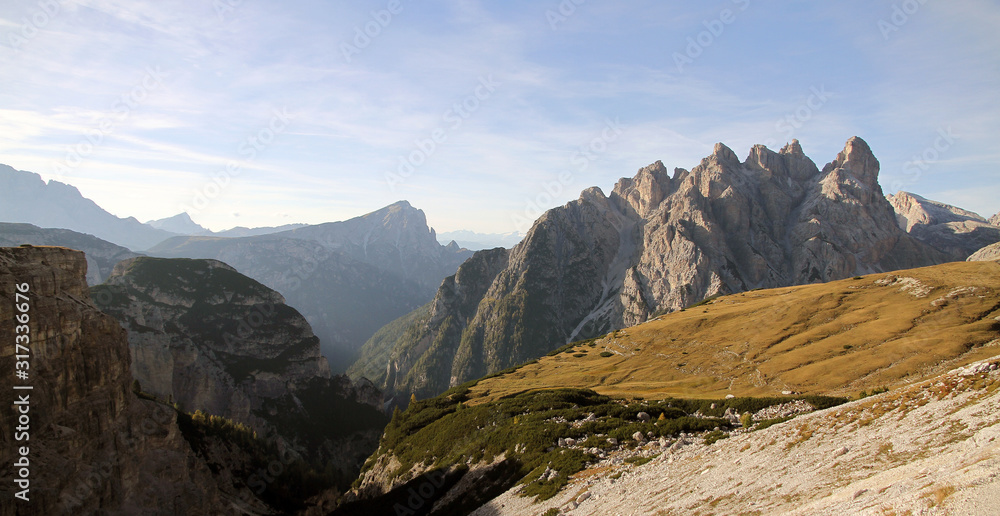 Fototapeta premium Dolomiten Wanderung im Herbst rund um die Drei Zinnen mit schöner Bergkulisse zur Drei-Zinnen-Hütte in Südtirol Italien Europa
