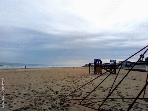 Playa con juego de niños photo