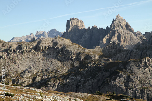 Dolomiten Wanderung im Herbst rund um die Drei Zinnen mit schöner Bergkulisse zur Drei-Zinnen-Hütte in Südtirol Italien Europa