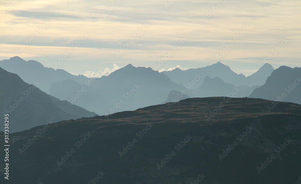 Dolomiten Wanderung im Herbst rund um die Drei Zinnen mit schöner Bergkulisse zur Drei-Zinnen-Hütte in Südtirol Italien Europa Dolomiten Wanderung im Herbst rund um die Drei Zinnen mit schöner Bergkulisse zur Drei-Zinnen-Hütte in Südtirol Italien Europa