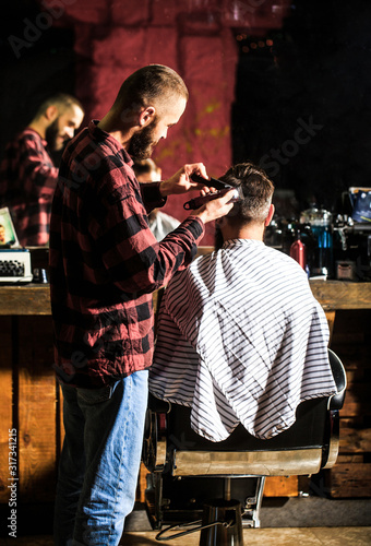Smidighed Risikabel Bukser Work in the barber shop. Man hairstylist. Hairdresser cutting hair of male  client. Man visiting hairstylist in barbershop. Bearded man in barber shop  Photos | Adobe Stock