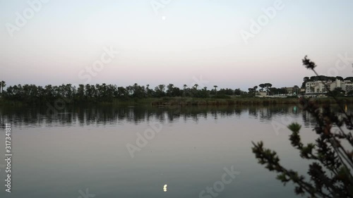 Abendrot mit Spiegelung in einem stillem See mit schönen leichten rot tönen, Südfrankreich