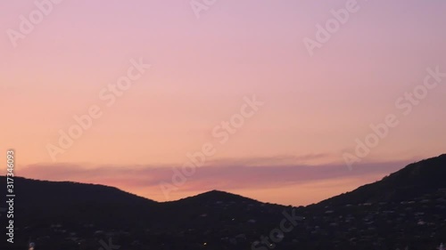 Wunderschöner Sonnenuntergang mit sehr schönem rotem lava farbenem Himmel mit Bucht und Yachten im Vordergrund, Saint Tropez Südfrankreich Frankreich