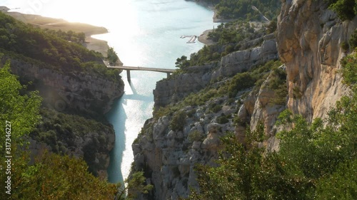 Panoramablick von oben auf eine Brücke und einem See zwischen Bergen, Schlucht von Verdon Südfrankreich Frankreich